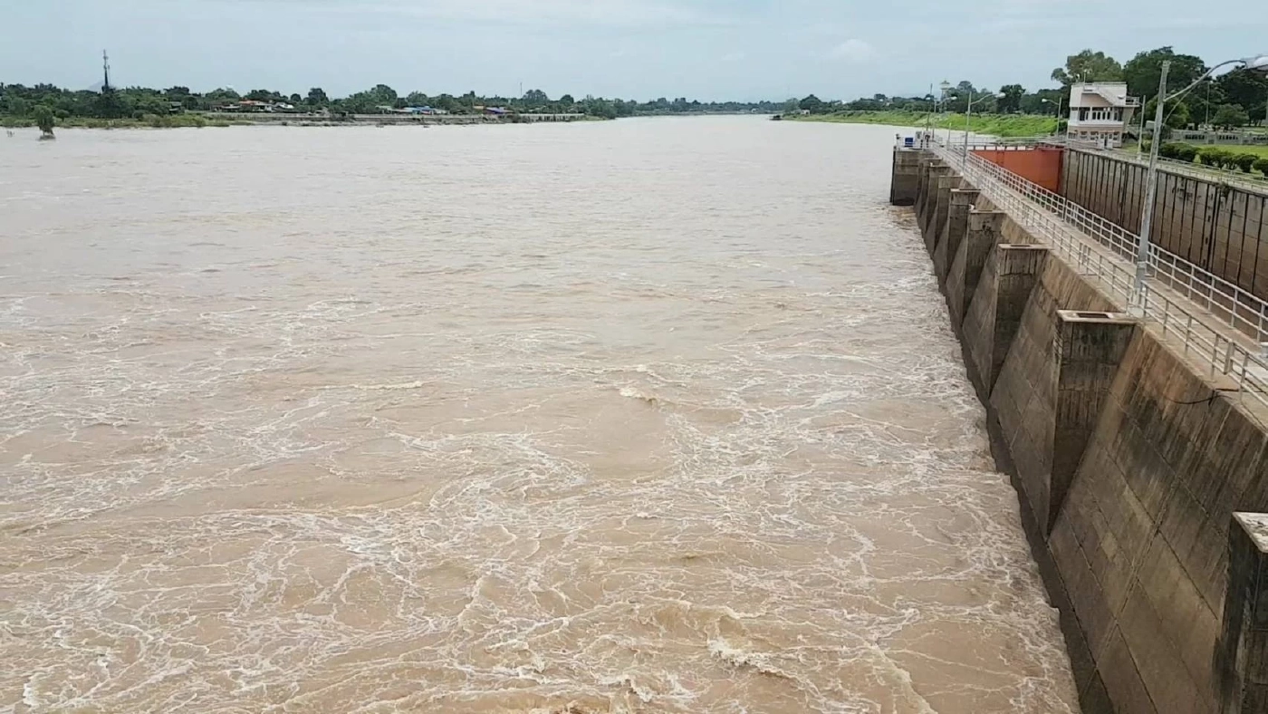 "GISTDA"เผยน้ำเหนือมาแล้ว "นนทบุรี"อ่วม คันกั้นเจ้าพระยาแตกกลางดึก (คลิป)