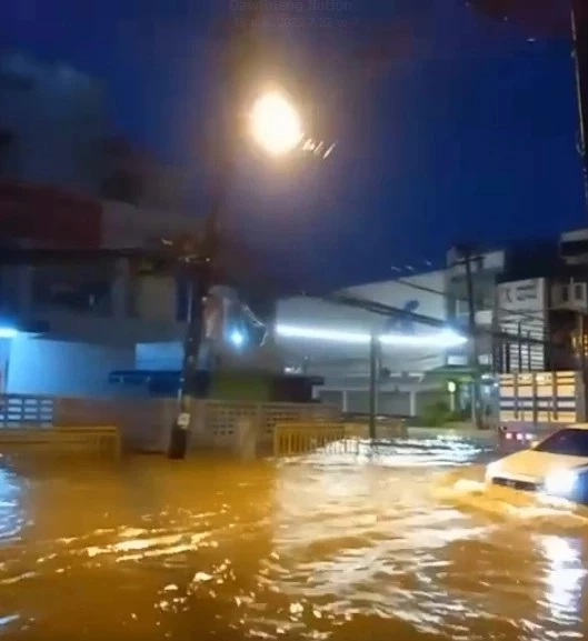 ยังอ่วม “ภูเก็ต”   น้ำทะลักเต็มพื้นที่ “ย่านเมืองเก่า” ผวาดินสไลด์ (มีคลิป)