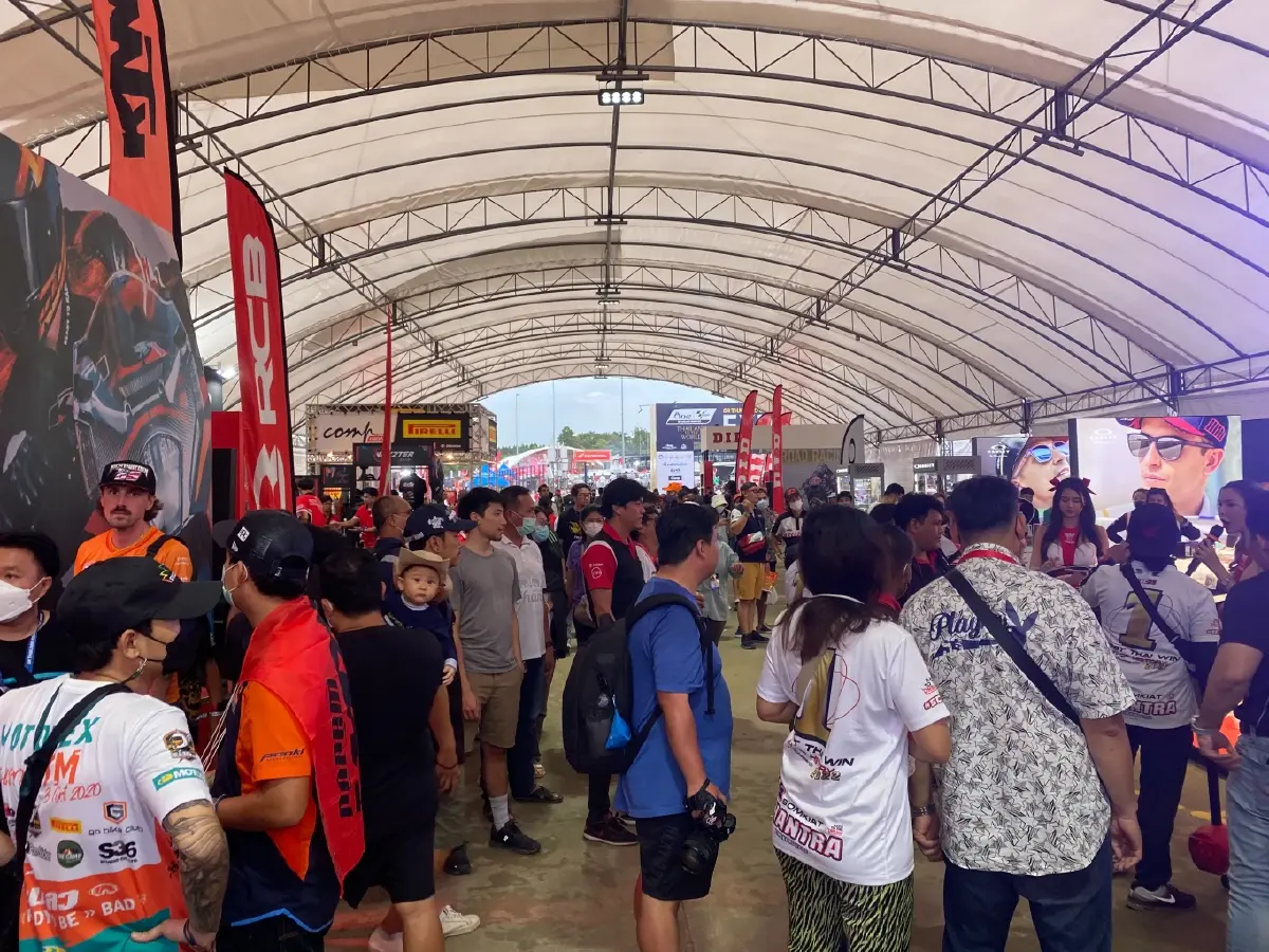 นทท.ประทับใจ “ชัตเติ้ลแต๋น” แห่เข้างานโมโตจีพี 2022 คาดรายได้สะพัด 4 พันล้าน