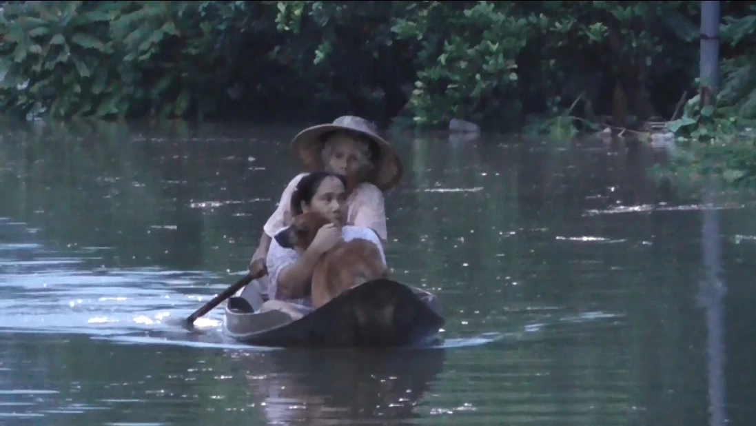 อ่างทอง-ป่าโมก คันดินริมเจ้าพระยาทรุด น้ำทะลักท่วมไม่ทันตั้งตัว