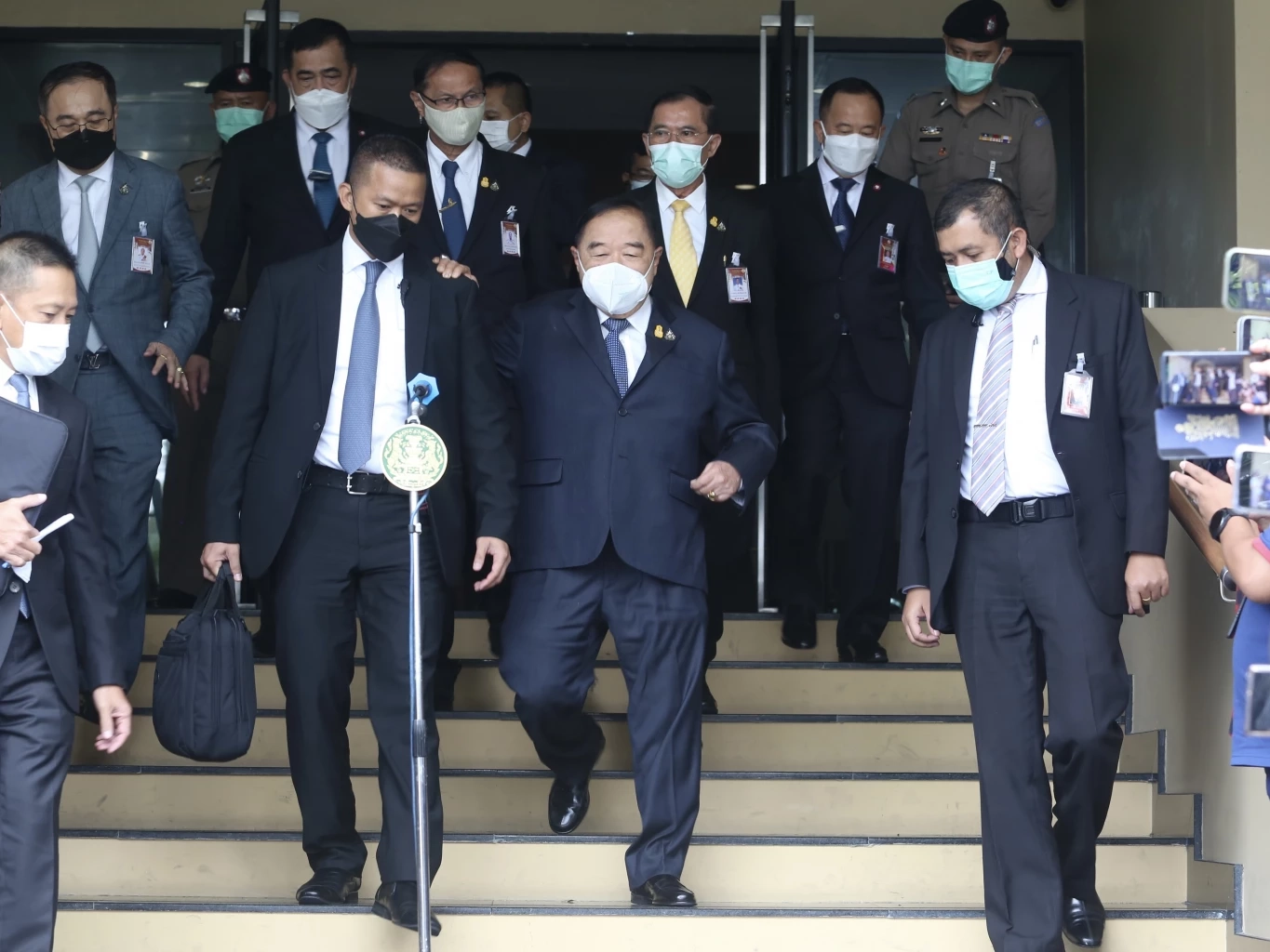 “บิ๊กป้อม” ไม่ปิดประตู จับมือ “เพื่อไทย” ตั้งรัฐบาล บอกให้รอเลือกตั้งก่อน