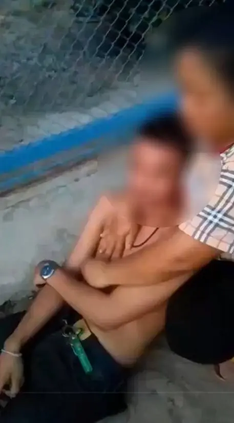 ชุลมุน! ผู้ใหญ่บ้านจับโจ๋พกปืนเข้างานกฐิน เพื่อนบุกชิงตัว ถูกกระบองฟาดสลบ