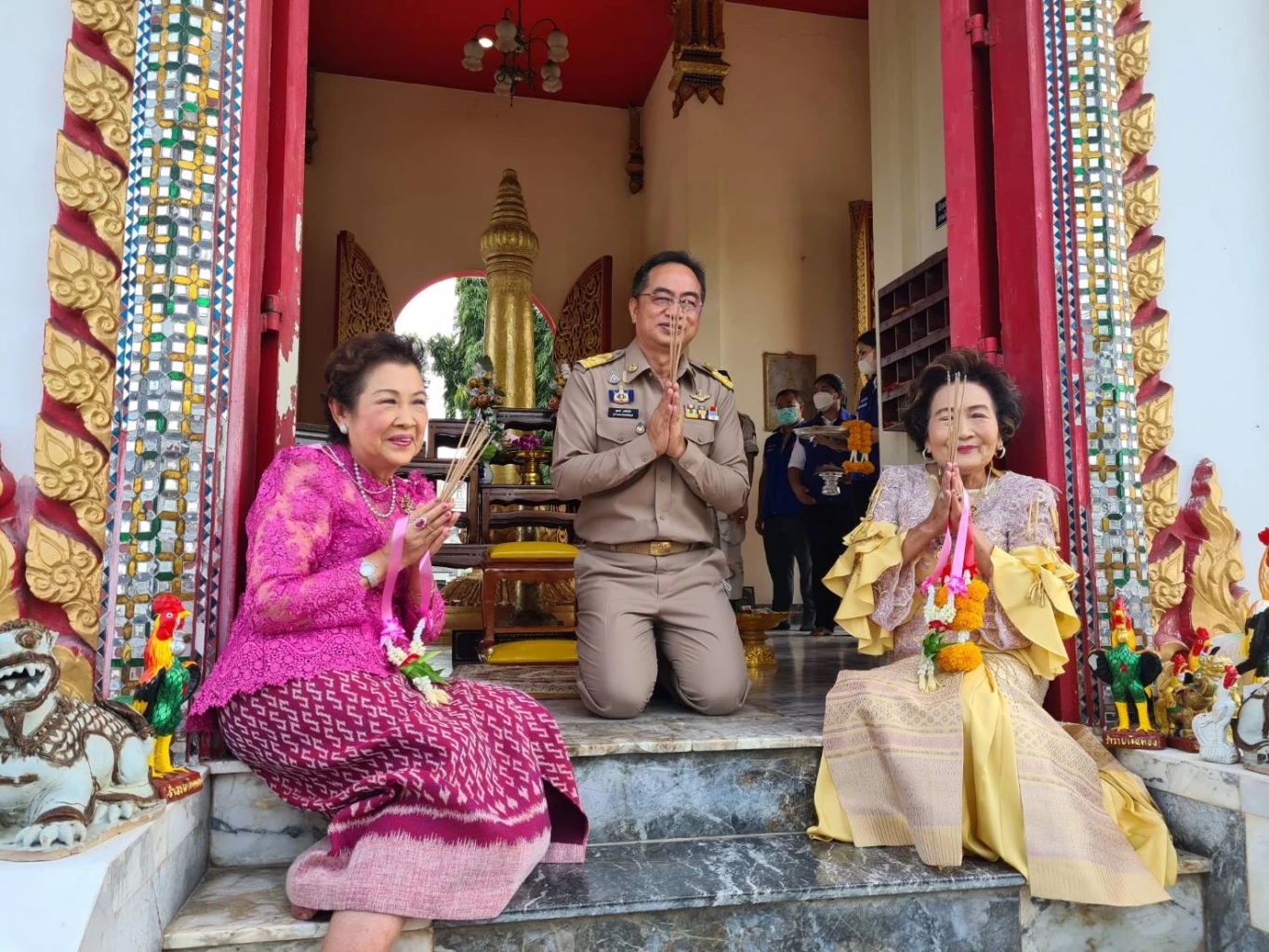 เเม่ชัยวุฒิ นำทีมรำเเก้บนศาลหลักเมืองสิงห์บุรี หลัง บิ๊กตู่ รอด 8 ปี (มีคลิป)