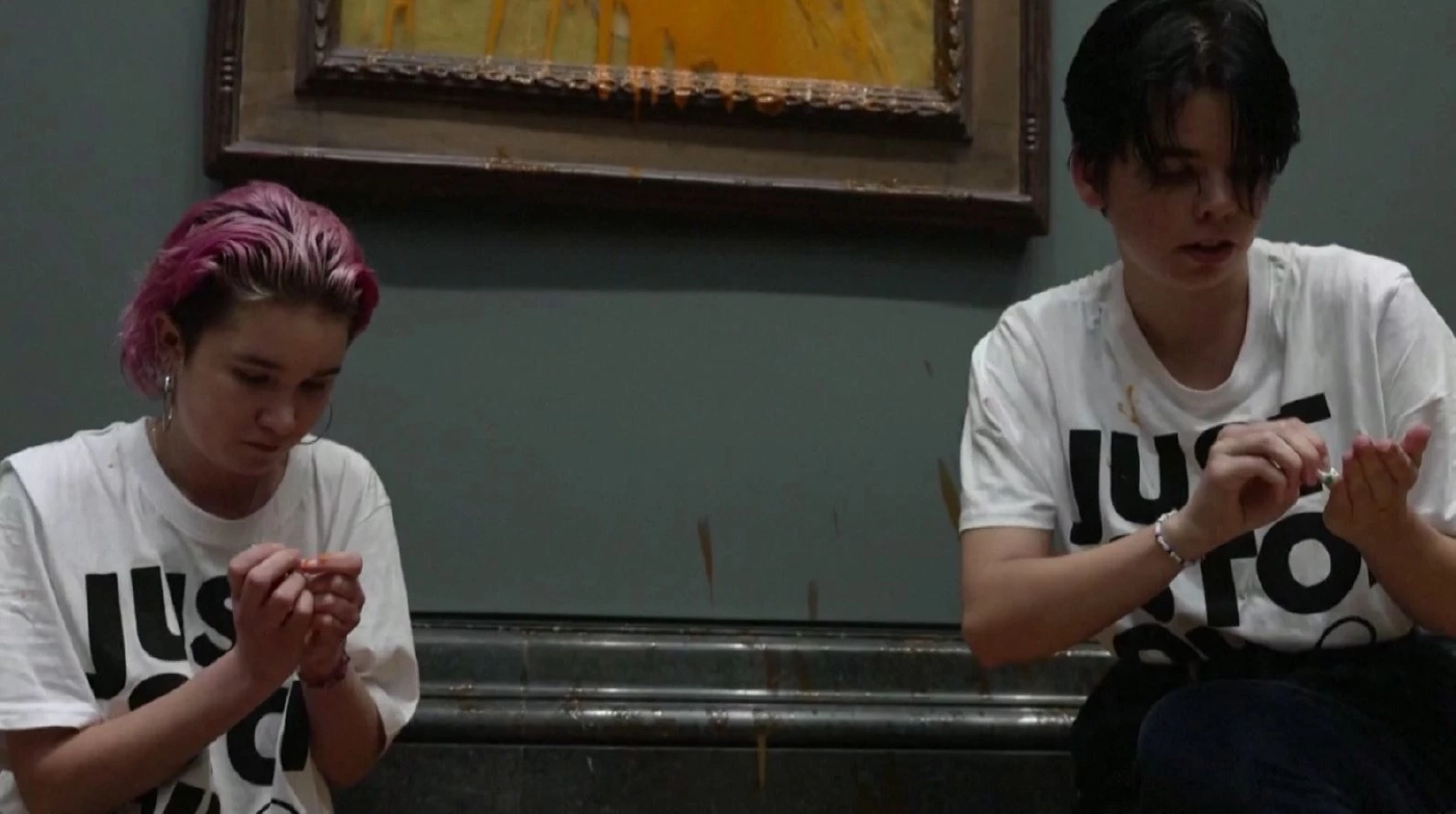 วัยรุ่นรักษ์โลกสาดซุปมะเขือเทศใส่งาน 'แวนโก๊ะห์'