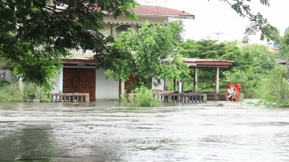 แม่น้ำยมทะลัก ท่วมย่านเศรษฐกิจโพธิ์ประทับช้าง 300 หลังคาเรือนจมน้ำ (คลิป)