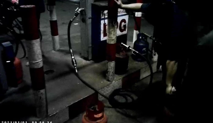 ผวาบึ้ม ชาวบ้านแห่แอบนำถังปิกนิกเติม LPG ที่ปั๊ม เหตุก๊าซแพง (มีคลิป)