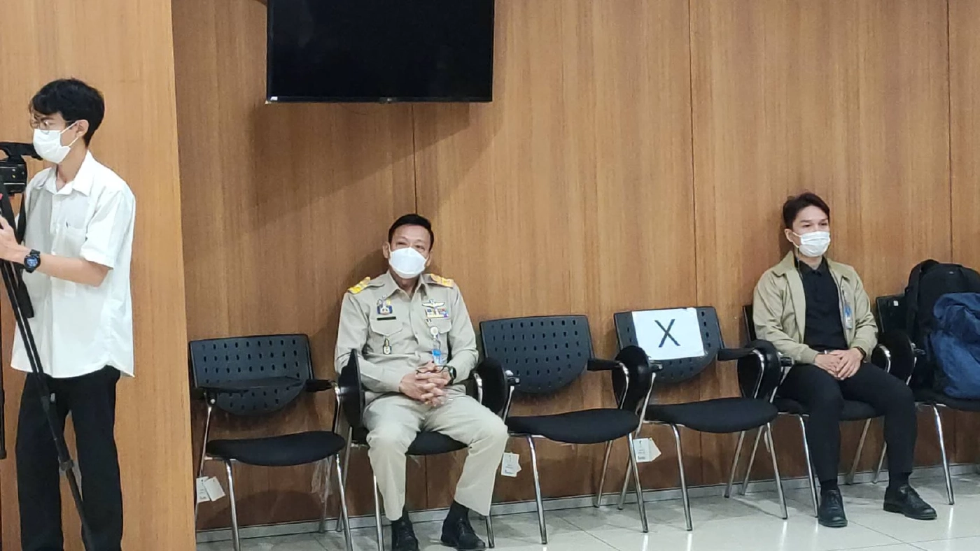 สาธิต ประเสริฐศักดิ์ รองเลขาสภาฯ ในฐานะประธานตรวจการจ้างอาคารรัฐสภาแห่งใหม่ (คตจ.) เข้ามาร่วมรับฟังด้วย ก่อนจะถูกเชิญให้ขึ้นไปยืนร่วมกับนายวัชระ