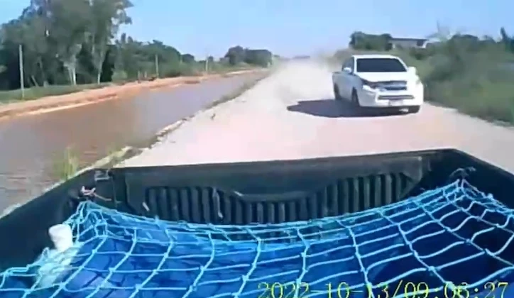 แชร์สนั่น คลิปกระบะซิ่งแซง สุดท้ายเสียหลักพุ่งตกคลอง รถพังยับ (มีคลิป)