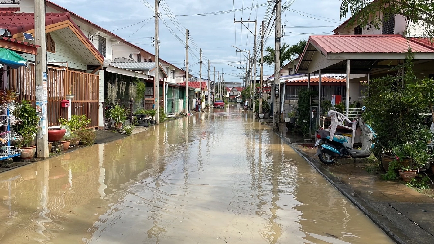 ฝนถล่มหนัก!! กำแพงบ้านเอื้ออาทรปราณบุรีพังซ้ำสอง น้ำทะลักท่วมหมู่บ้าน
