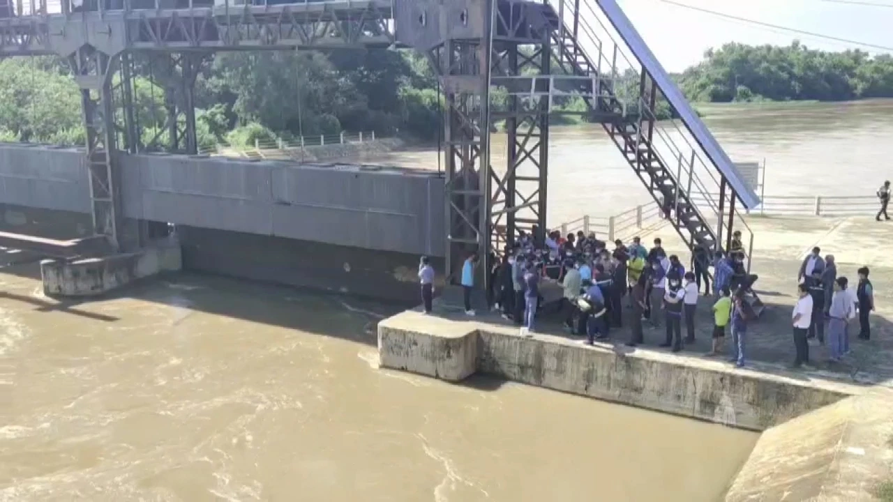 "เขื่อนกระเสียว" น้ำล้นสปิลเวย์ 130 ลบ.ม./วินาที แจ้ง 4 อำเภอสุพรรณ ขนของหนีน้ำ