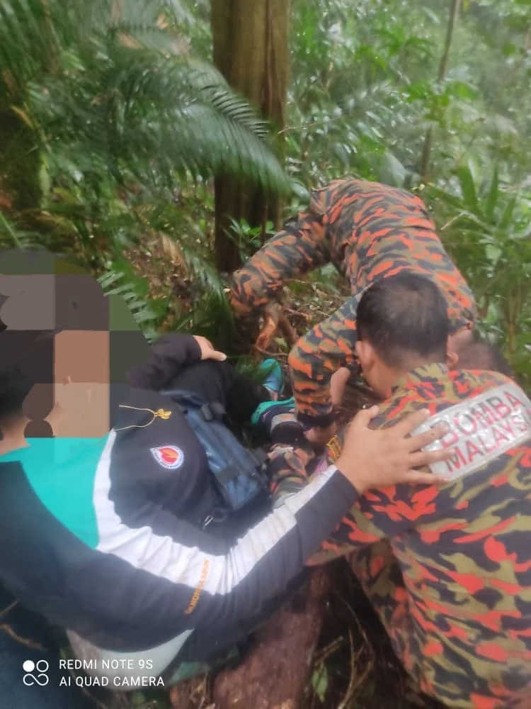 เฮลิคอปเตอร์บุคลากรการแพทย์ตกในป่าเมืองบรินชาง ที่มาเลเซีย