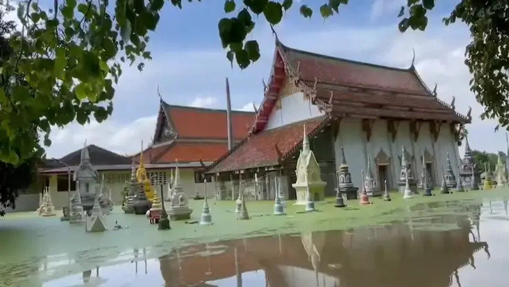 วัดริมเจ้าพระยาหนักท่วม กระแสน้ำพัดโลงเย็นปลิวหลุดประตู ลอยกลางวัด