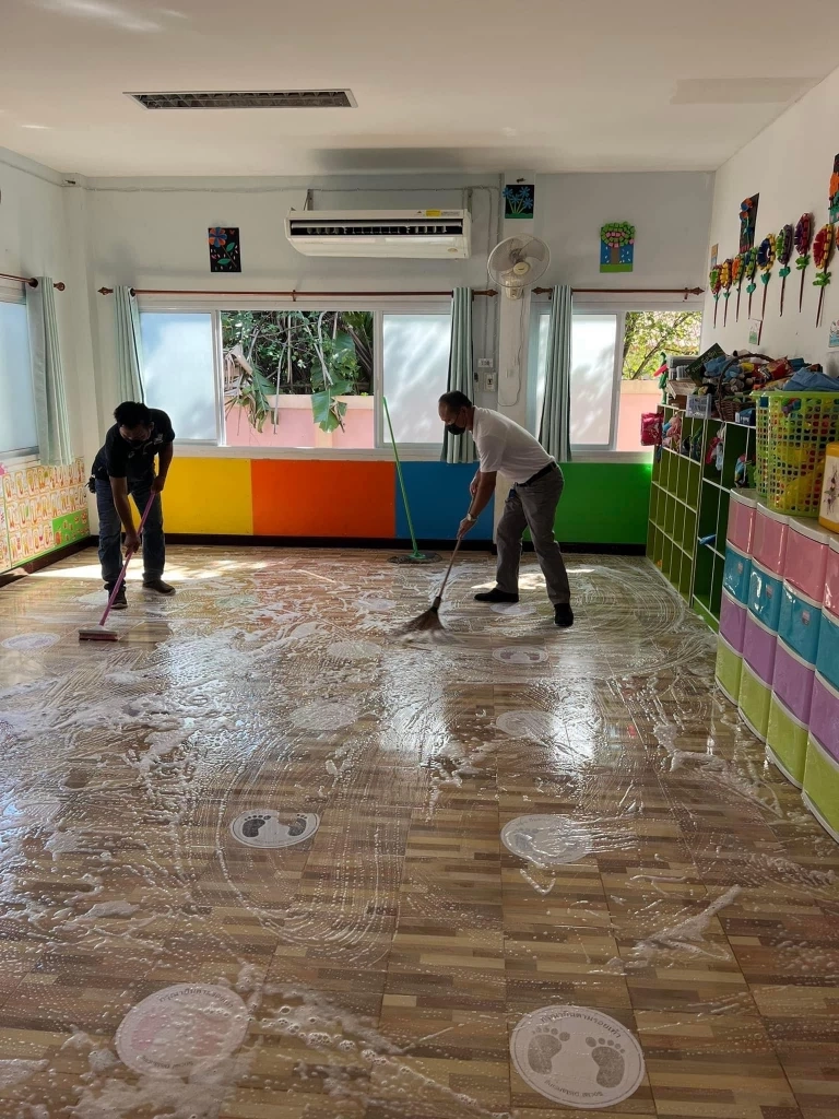 จนท.เข้าเคลียร์ที่เกิดเหตุกราดยิง เก็บกระเป๋า - รองเท้า ส่งคืนให้ผู้ปกครอง