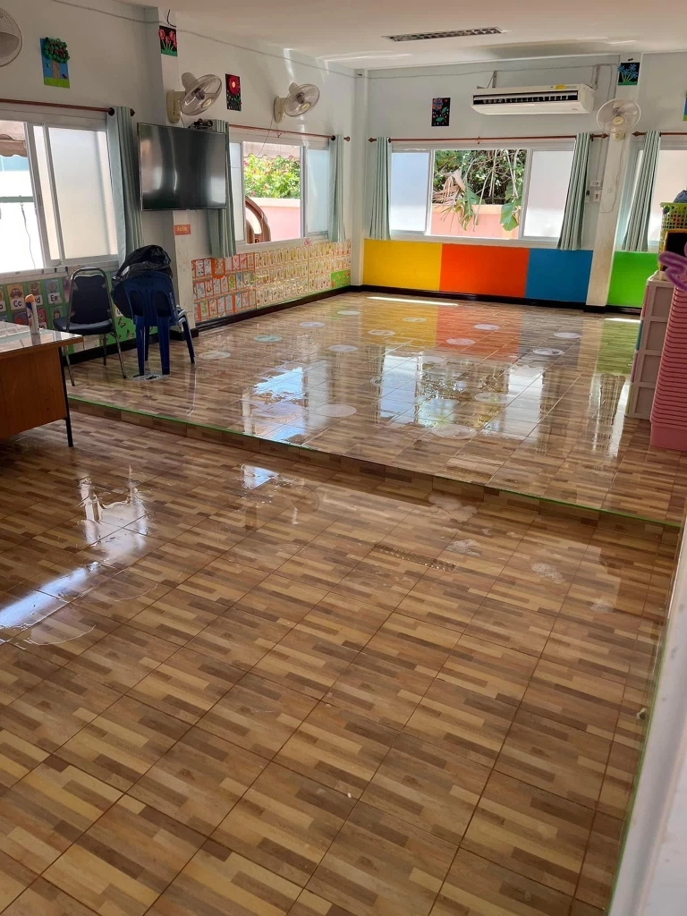 จนท.เข้าเคลียร์ที่เกิดเหตุกราดยิง เก็บกระเป๋า - รองเท้า ส่งคืนให้ผู้ปกครอง