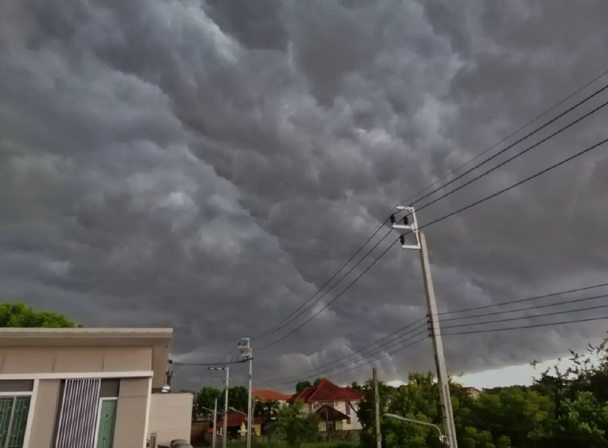 เปิดพื้นที่ "ฝนตกหนัก" 44 จว. กทม.ฝน 80% อิทธิพลจากร่องมรสุมพาดผ่านภาคเหนือ