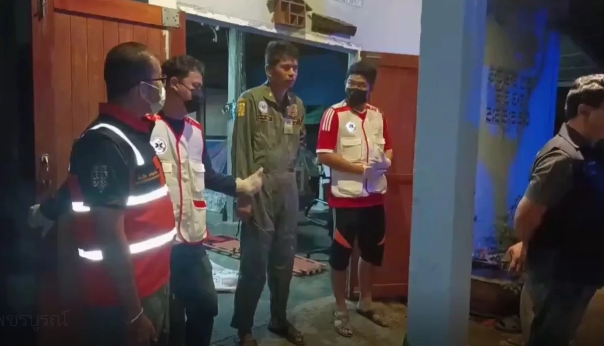 ช็อก “ลูกชาย” ทะเลาะกัน “แม่” เข้าห้าม ถูกปืนลั่นใส่ดับสลดคาบ้าน