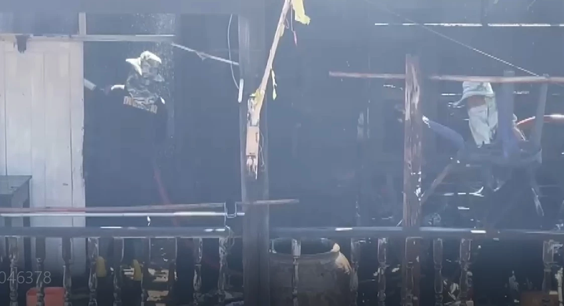 “หนุ่มคลั่ง” เผาบ้านวอด หวิดคลอกยาย ระทึกชาวบ้านช่วยอุ้มหนีตาย