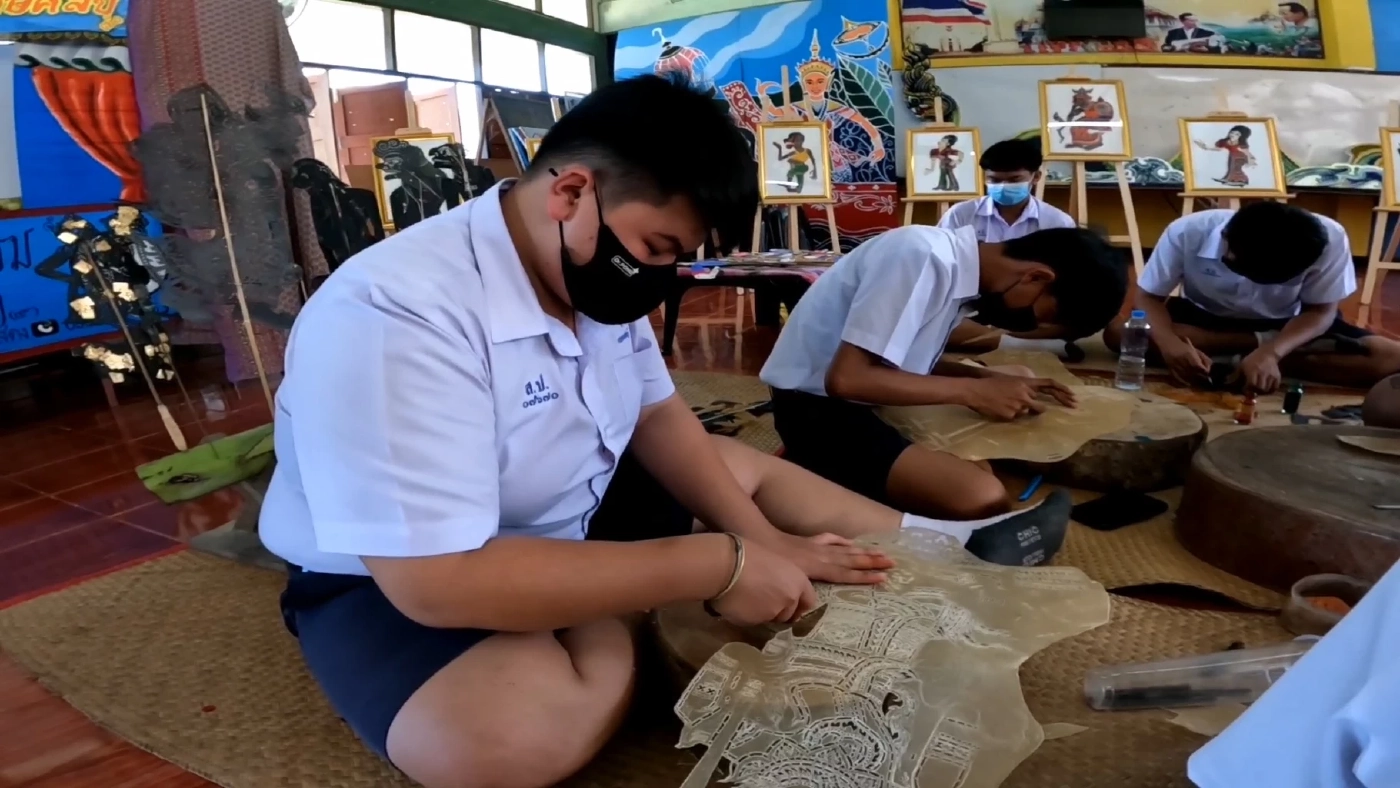 เด็กนักเรียนแกะหนังตะลุงขายออนไลน์ สร้างรายได้เสริมจากสิ่งที่รัก