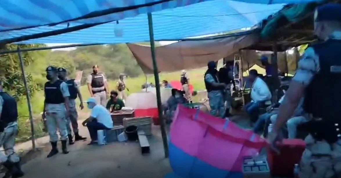 วงแตก ! บุกจับบ่อนไก่เชียงใหม่ นักพนันกว่า 200 ชีวิตหนีกระเจิง