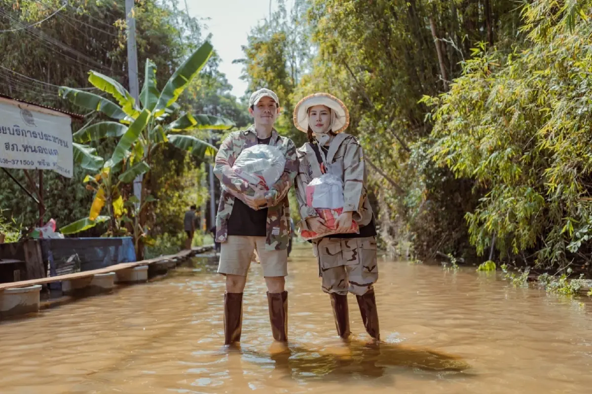 เรือกับข้าวมาแล้ว  “บอย-เจี๊ยบ” ลงพื้นที่ลุยน้ำท่วมช่วยชาวบ้านที่อยุธยา