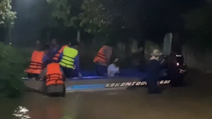 ระทึก คันดินกั้นน้ำเจ้าพระยาพัง ซัดบ้านสองหลังพังยับ (มีคลิป)