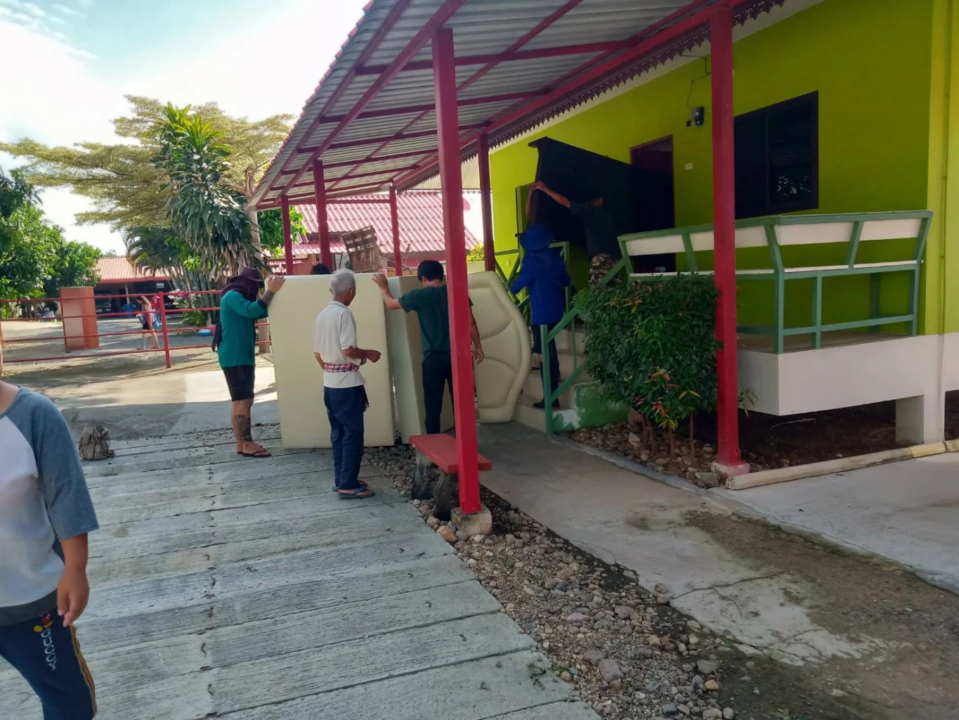 เพื่อนบ้านเร่งมาช่วยขนย้ายของบ้านหลังที่เหลือออก