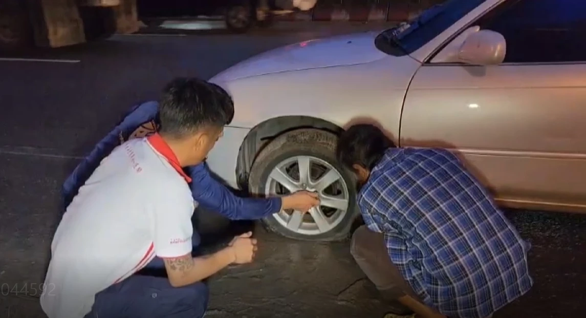 ซ้ำซาก “หลุมใหญ่” ผุดกลาง “ถ.พระราม 2” สุดอันตราย ทำรถตกยางแตกเพียบ