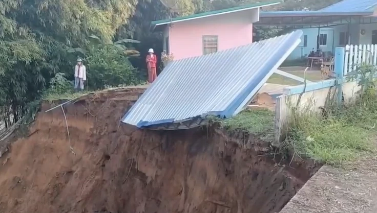 ระทึก ดินสไลด์บ้านทั้งหลังถล่มหายไปแควพระปรง โชคดีไม่มีคนอยู่ในบ้าน