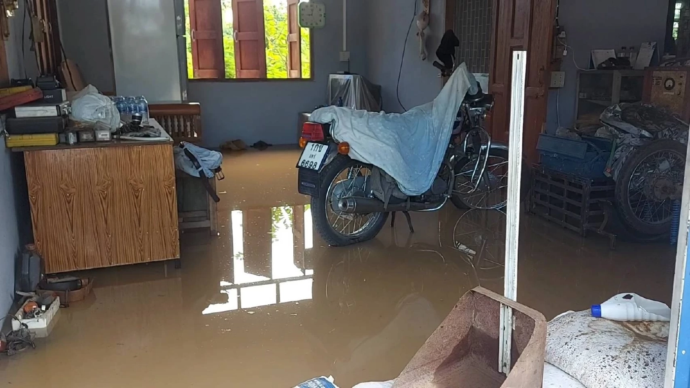 คันดินถนนเลียบแม่น้ำยมพัง น้ำทะลักท่วม 2 หมู่บ้านสูง 3 เมตร เร่งอพยพวุ่น