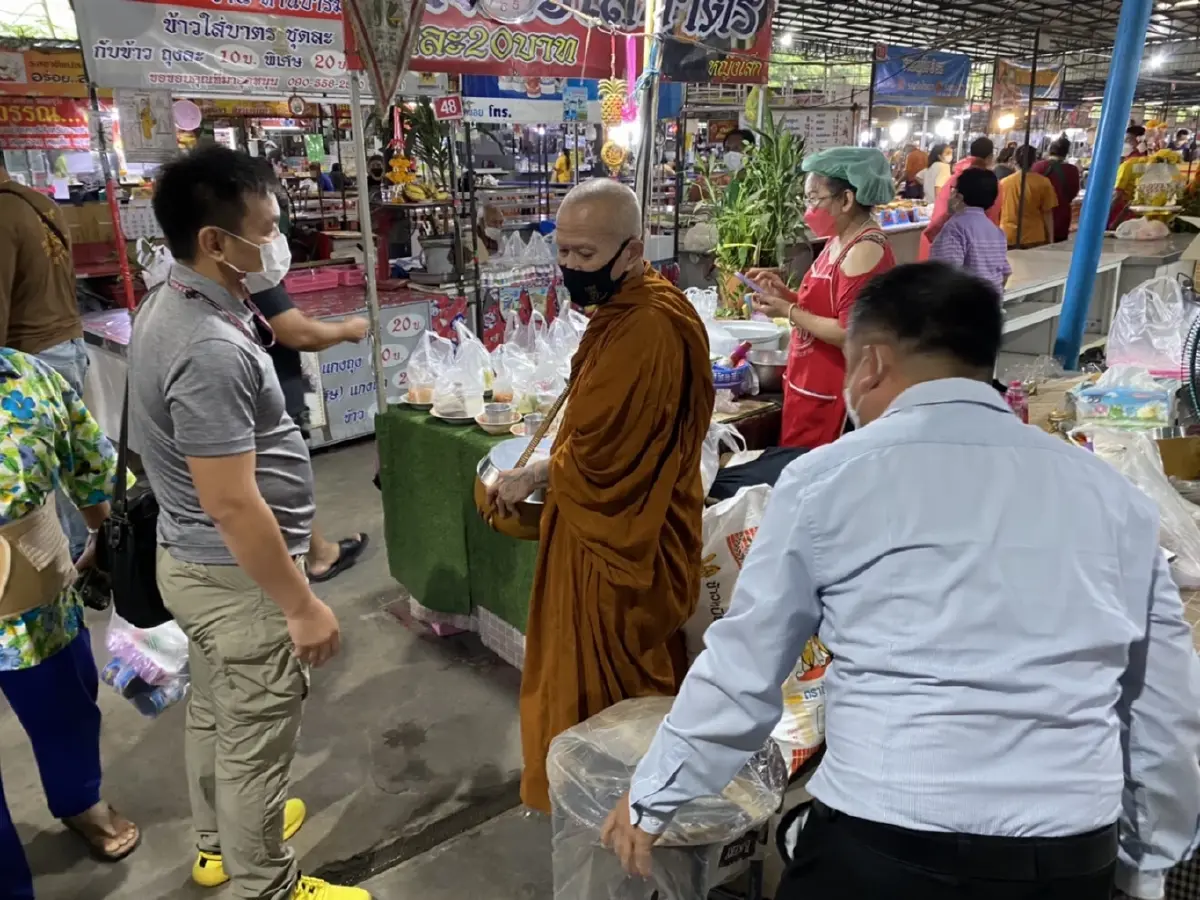 เชือดเป็นตัวอย่าง พศ.จับสึกพระ 2 รูป ปักหลักรับบิณฑบาตตลาดกรมชลประทาน