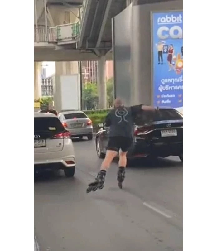 คลิปต่างชาติเล่น“โรลเลอร์เบลด” บนถนนสุขุมวิท ได้รับรางวัล “อาสาตาจราจร”