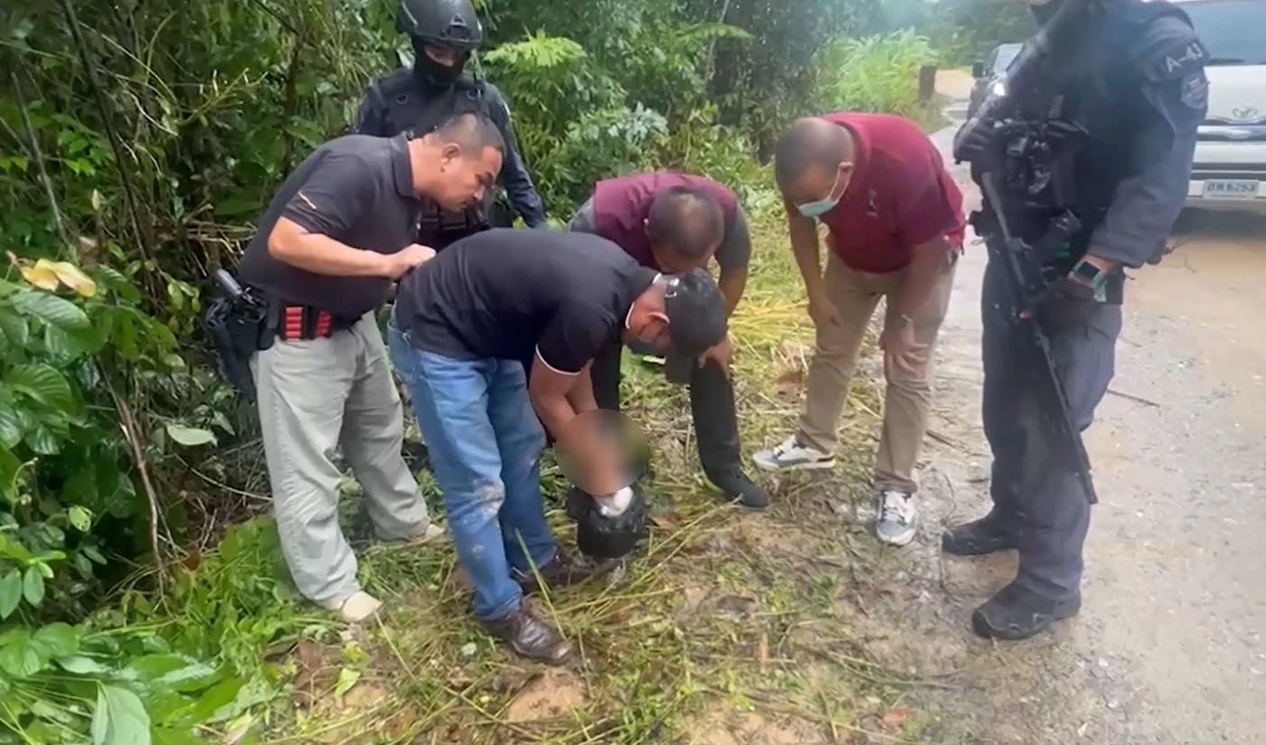 เปิดวินาทีไล่ล่าแก๊งปล้นยา-บุกชิงตัวผู้ต้องหา (มีคลิป)