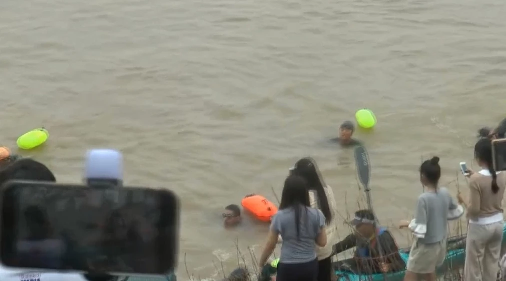 "โตโน" ปิดดราม่า ว่ายน้ำโขงสำเร็จสวยงาม ยอดบริจาคทะลุ กว่า 60 ล้าน ปรชาชนสปป.ลาวให้การต้อนรับแน่นริมโขง