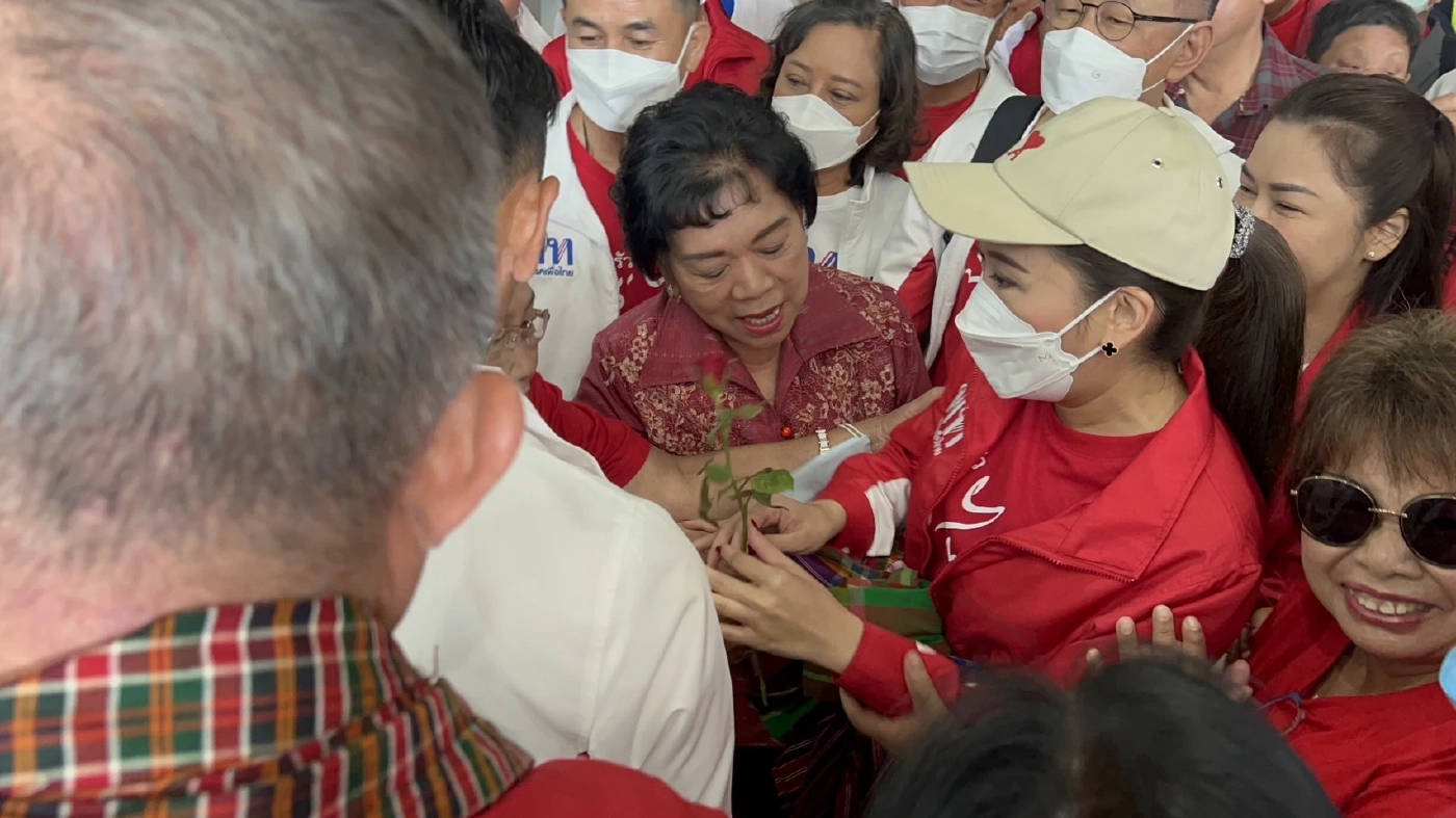 หัวหน้าครอบครัวเพื่อไทย ลงพื้นที่เยี่ยมชาวอุบลฯ