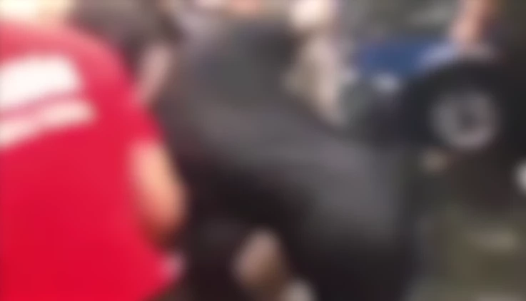 เปิดคลิปกลุ่มคู่อริกว่า 20 คน รุมตบเด็กนร.หญิงวัย 14 ปี (มีคลิป)