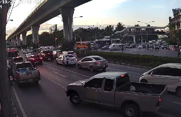 เปิดวงจรปิด ล่าระทึก สกัดจับแก๊งยา แยกห้างดัง ย่านบางแค(มีคลิป)