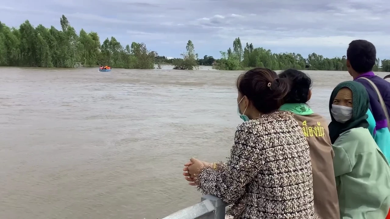 สะเทือนใจ! ยังไม่เจอ 3 ฝีพาย จมหายแม่น้ำชี ญาติตะโกนเรียกลูก-หลาน (คลิป)