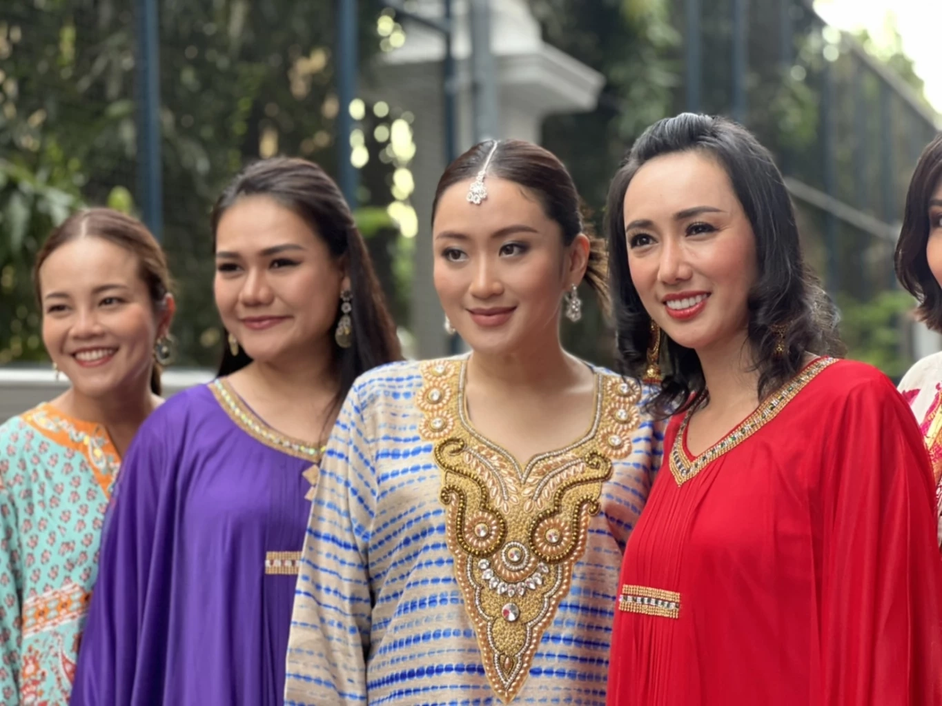 "อุ๊งอิ๊งค์" ใส่ส่าหรี ร่วมงานเทศกาล Diwali ถนนพาหุรัด ประชาชนรุมถ่ายรูป 