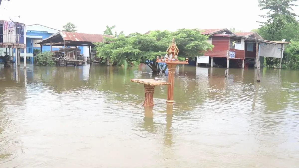 แม่น้ำยมทะลัก ท่วมย่านเศรษฐกิจโพธิ์ประทับช้าง 300 หลังคาเรือนจมน้ำ (คลิป)