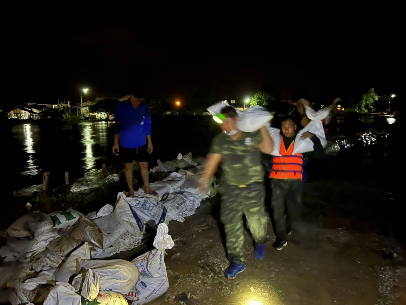 สุโขทัย ทุกฝ่ายเร่งออกมาช่วยเหลือป้องกันน้ำล้นเข้าท่วมพื้นที่เขตชั้นในตัวเมือง