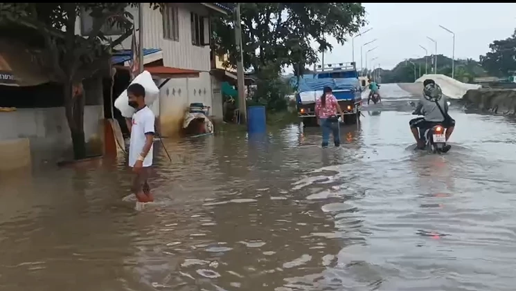 เอาไม่อยู่ น้ำคลองโผงเผงพังผนังกั้นน้ำ เข้าท่วมถนนพร้อมบ้านเรือนประชาชน