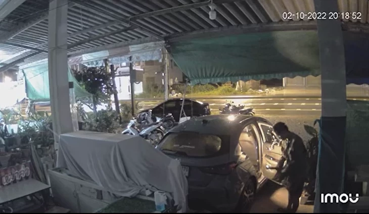 ผัวหึงโหดบุกทำร้ายเมีย แต่เจ้าตัวไม่ออกจากบ้าน เลยทุบเผารถเก๋ง (มีคลิป)