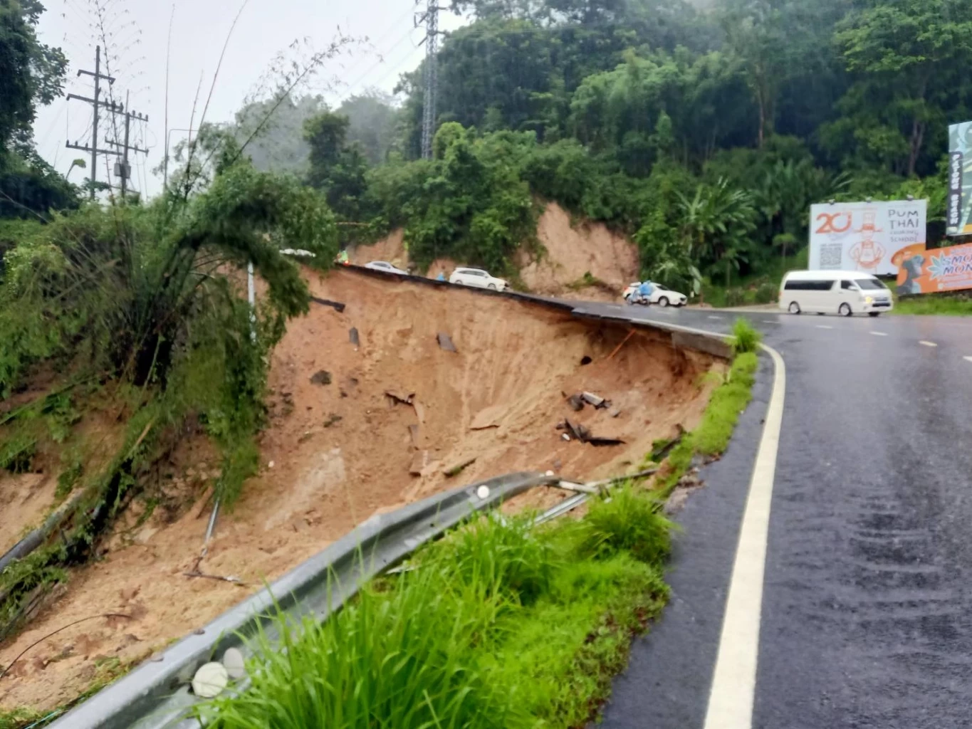 ด่วน! ภูเก็ตฝนถล่ม ถนนขึ้นเขาป่าตองเกิดดินสไลด์ ต้องปิดเพื่อความปลอดภัย
