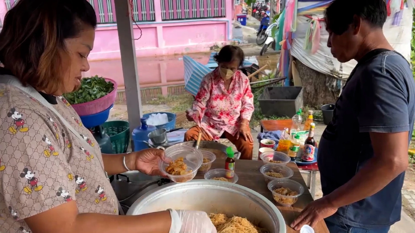 แม่ค้าแจกราดหน้ากว่า 300 ชามช่วยชาวบ้านในช่วงน้ำท่วม
