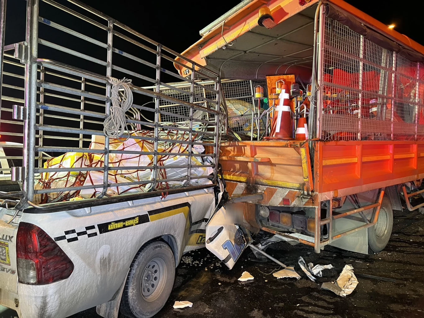 สุดสยอง! กระบะซิ่งแข่งทางด่วนบูรพาวิถี เสย 6 ล้อตีเส้นจราจร ดับ 1 สาหัส 4