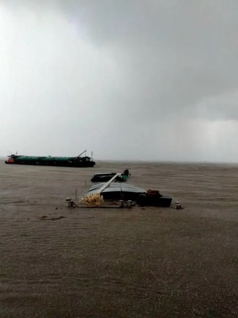 ระทึก!! เรือเดินสมุทร พุ่งชนเรือขนแผ่นเหล็กม้วน จมทะเล (มีคลิป)