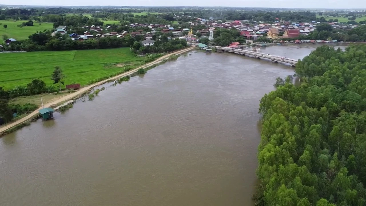 สะเทือนใจ! ยังไม่เจอ 3 ฝีพาย จมหายแม่น้ำชี ญาติตะโกนเรียกลูก-หลาน (คลิป)