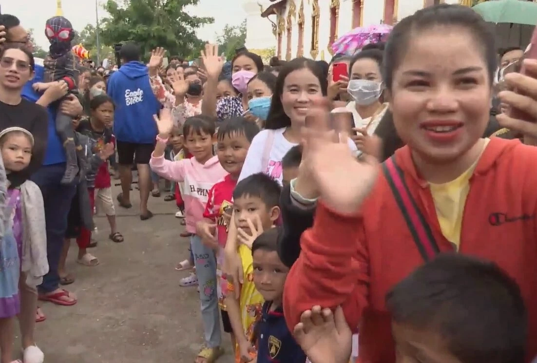 "โตโน่" ทำสำเร็จ ว่ายข้ามโขงถึงฝั่ง สปป.ลาว แฟนคลับชาวลาวต้อนรับหนาแน่น