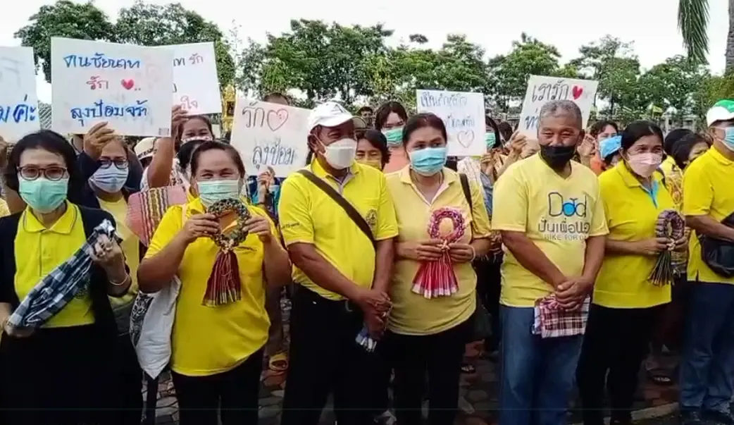 ชาวชัยนาทแห่ต้อนรับ "บิ๊กป้อม" ลงพื้นที่ตรวจสถานการณ์น้ำท่วม