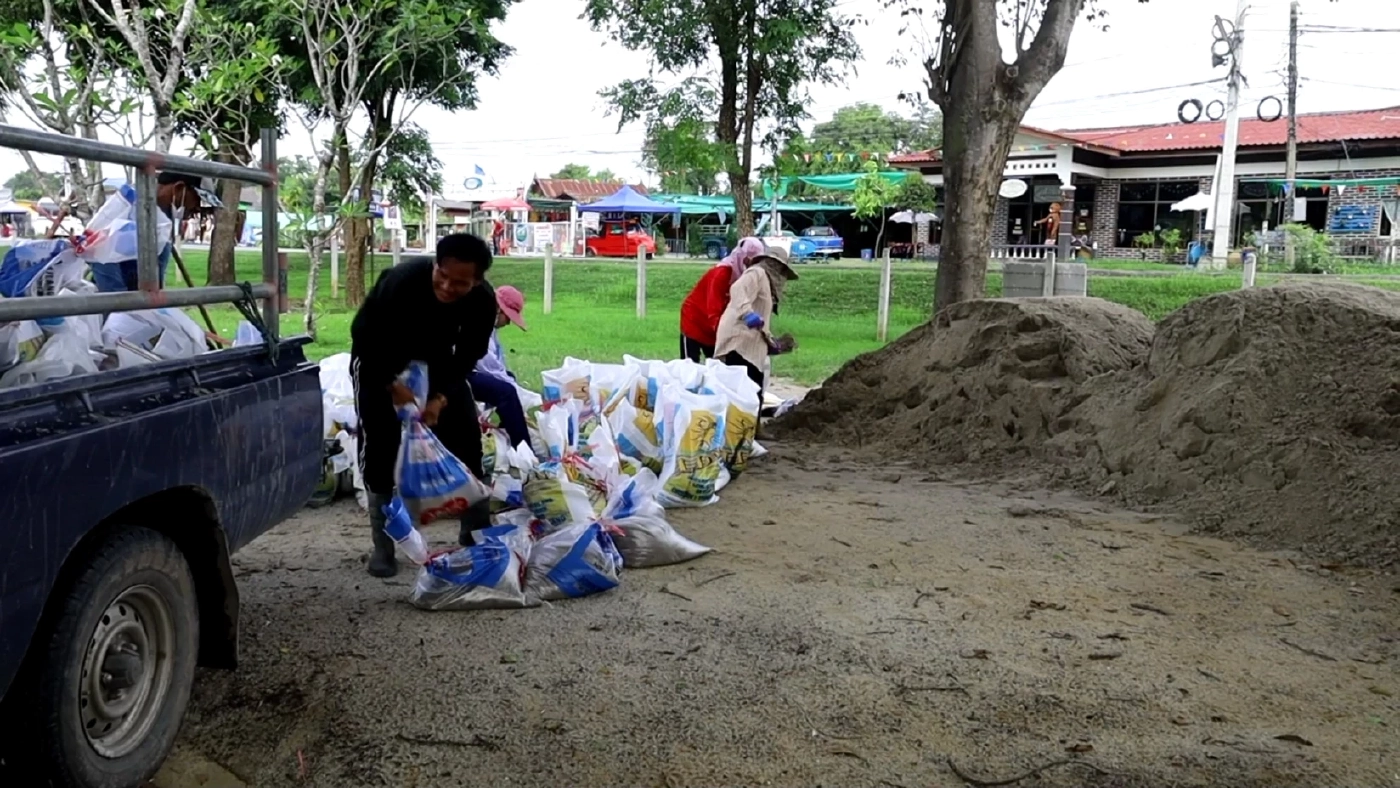 ระดับน้ำเจ้าพระยาสูงขึ้น วัดไชยวัฒนาราม เร่งเสริมแนวป้องกันน้ำท่วม (คลิป)